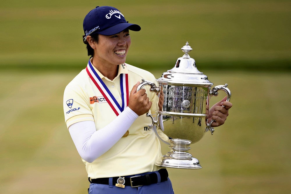 優勝トロフィーを手に笑顔を見せる笹生＝ＡＰ