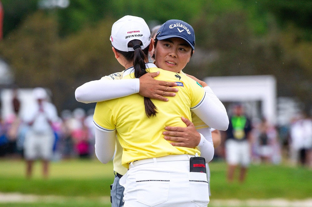 ホールアウト後、同組の小祝さくら選手と抱き合う笹生選手＝ＵＳＡトゥデー