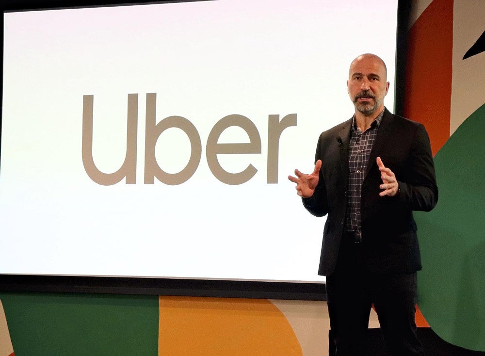 ライドシェアの規制緩和を訴える米ウーバーテクノロジーズのコスロシャヒＣＥＯ（３日、東京都港区で）