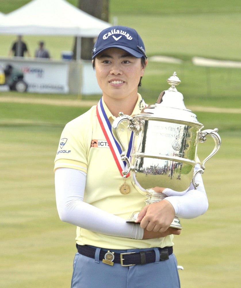全米女子オープンの優勝トロフィーを手に、笑顔を見せる笹生優花（６月２日、米ペンシルベニア州ランカスターで）＝帯津智昭撮影