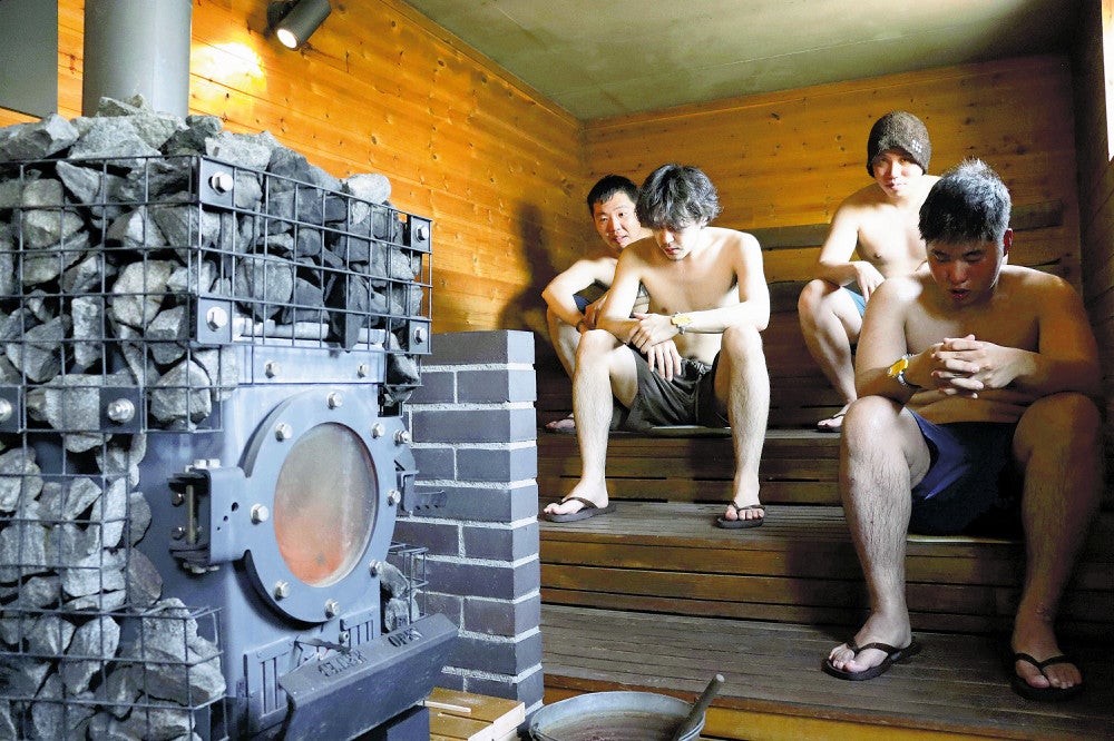 サウナ室「アツマル」で体を温める人たち