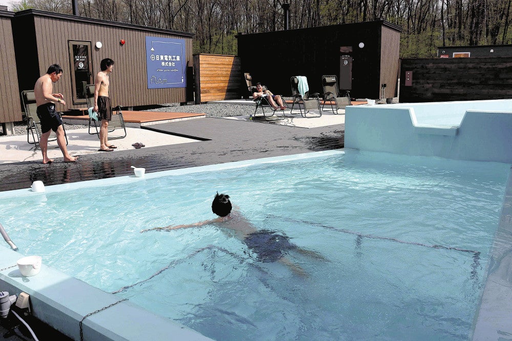 プールのような水風呂で泳ぐこともできる