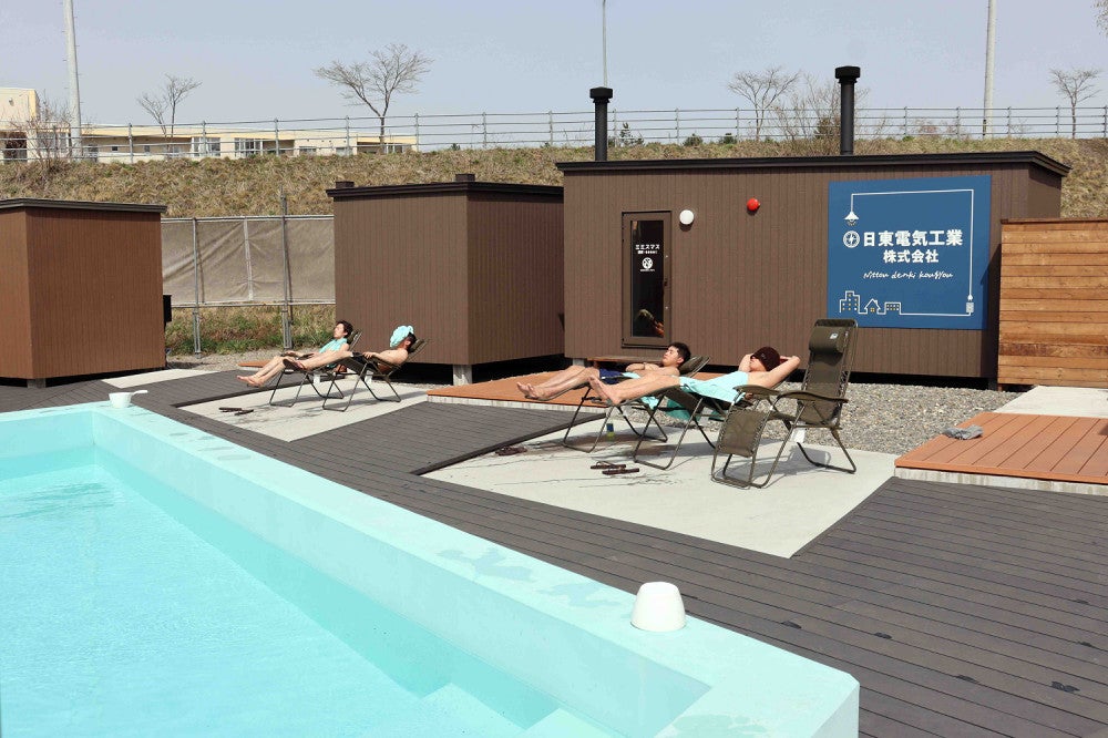 コンテナの形をしたサウナ室がプールのような水風呂を囲む