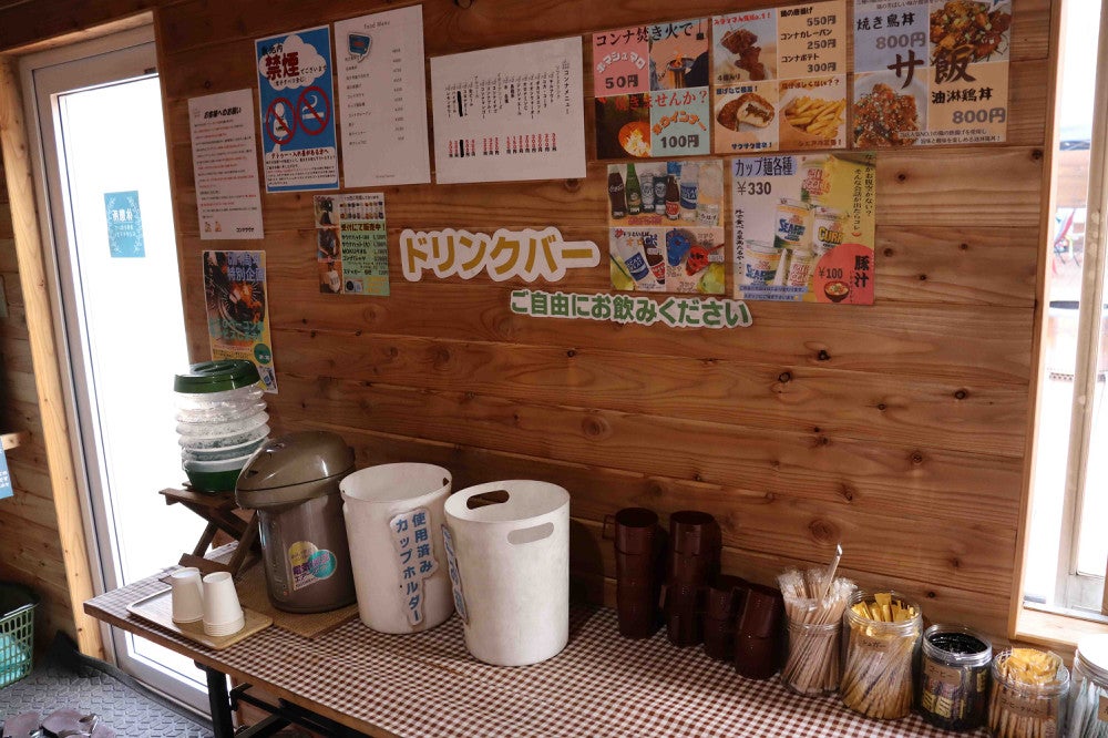 休憩スペースには無料のインスタントコーヒーなども備えられている