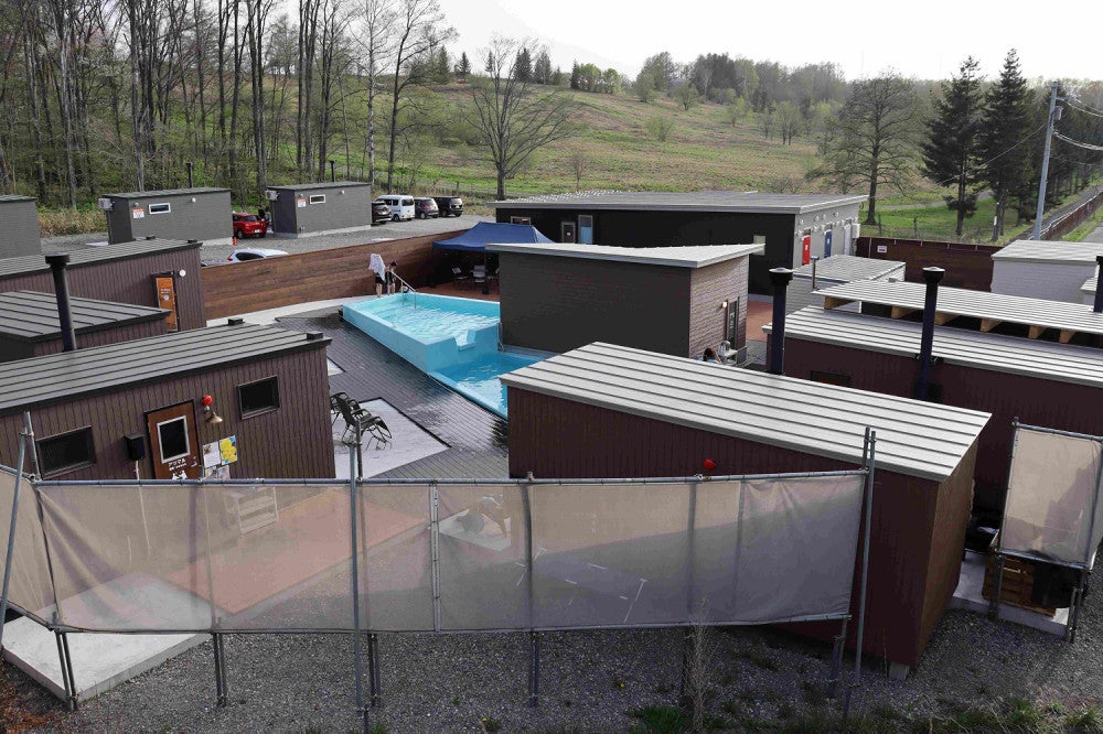 左奥に見えるのは貸し切りのサウナ室