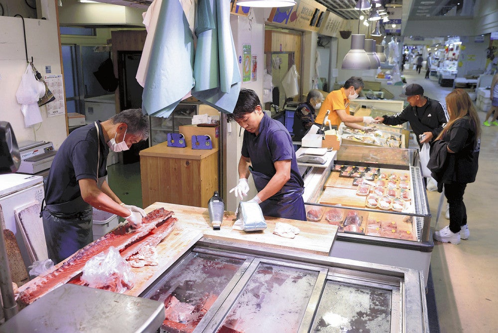接客に追われる築地魚河岸の仲卸店の従業員たち（５月２８日午前７時４分、中央区で）＝三浦邦彦撮影