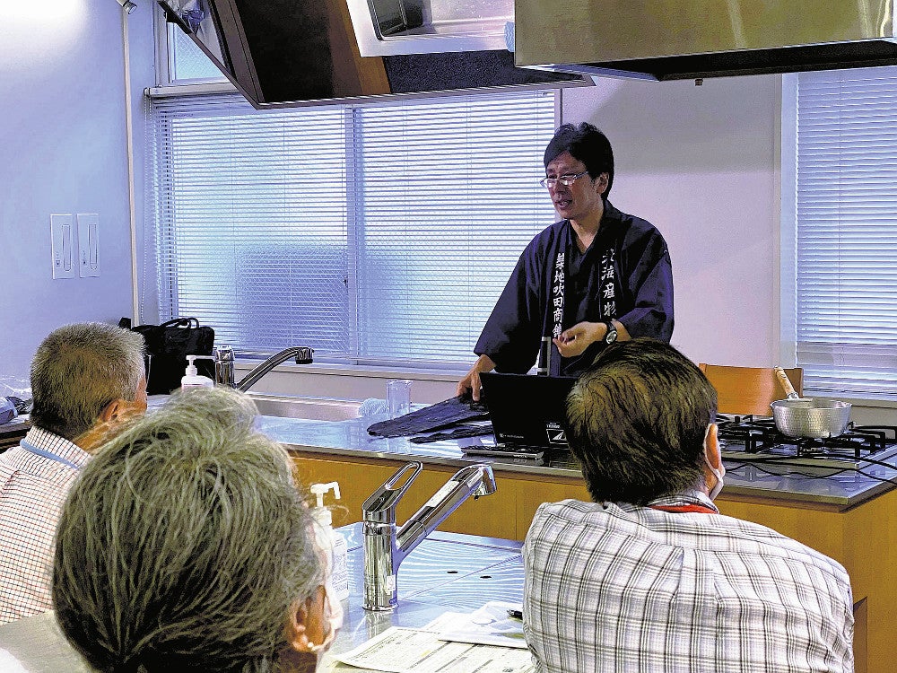 セミナーで各地の昆布の特長を説明する吹田さん（５月２８日、中央区の築地魚河岸で）