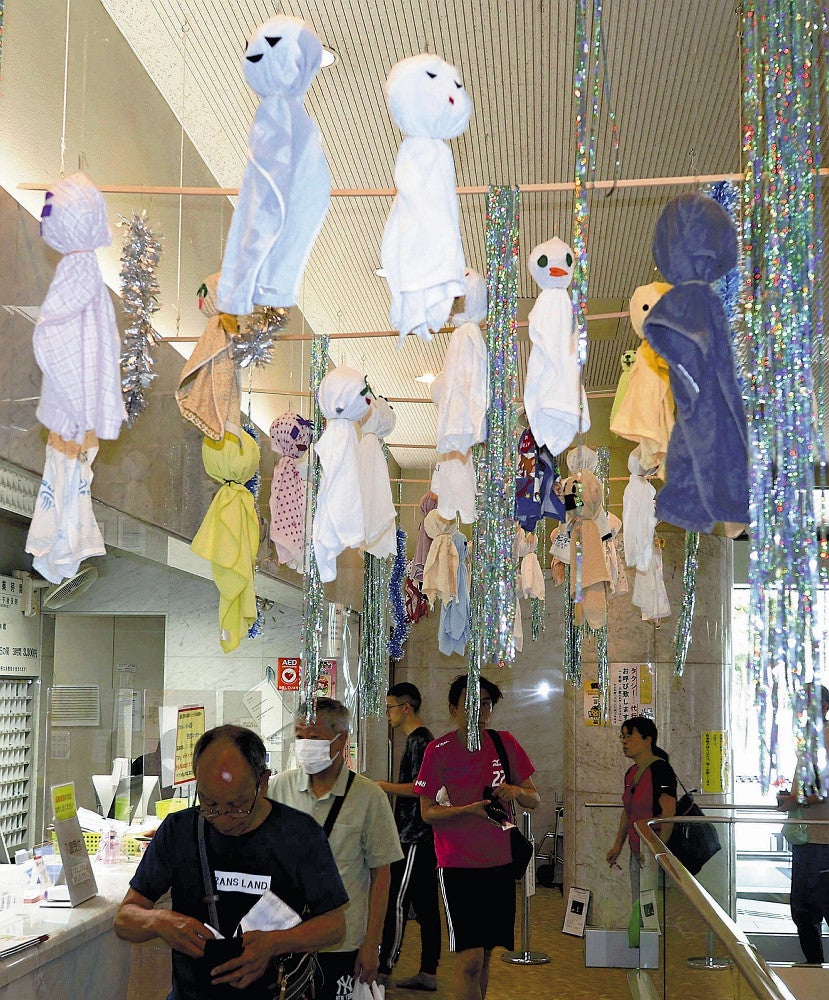 フロント前につり下げられた「てるてる坊主」（真岡市の真岡井頭温泉で）