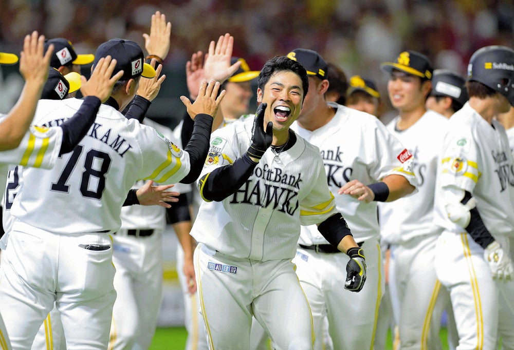 延長１０回、サヨナラ２ランを放ち、ナインに祝福される近藤（中央）（２日）