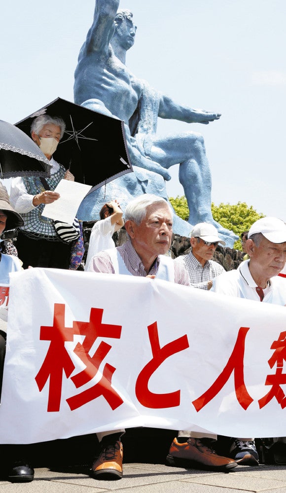 米国の未臨界実験を受け、緊急の座り込みを行う川野さん（前列左）ら（５月２１日、長崎市の平和公園で）
