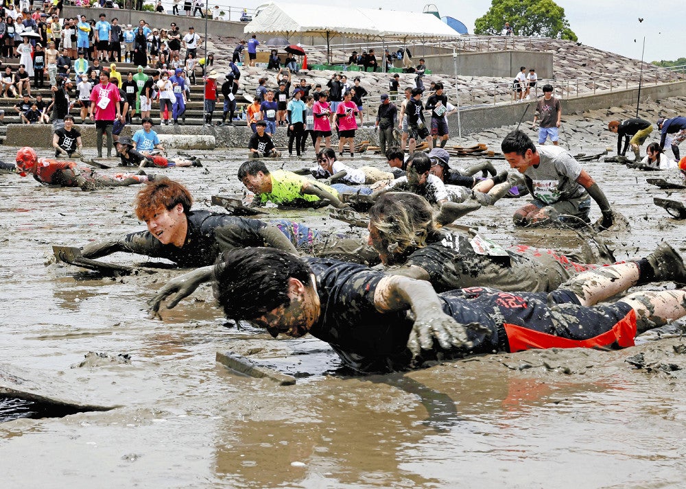 干潟で泥だらけになりながら競技を楽しむ出場者たち（２日午後、佐賀県鹿島市で）＝秋月正樹撮影