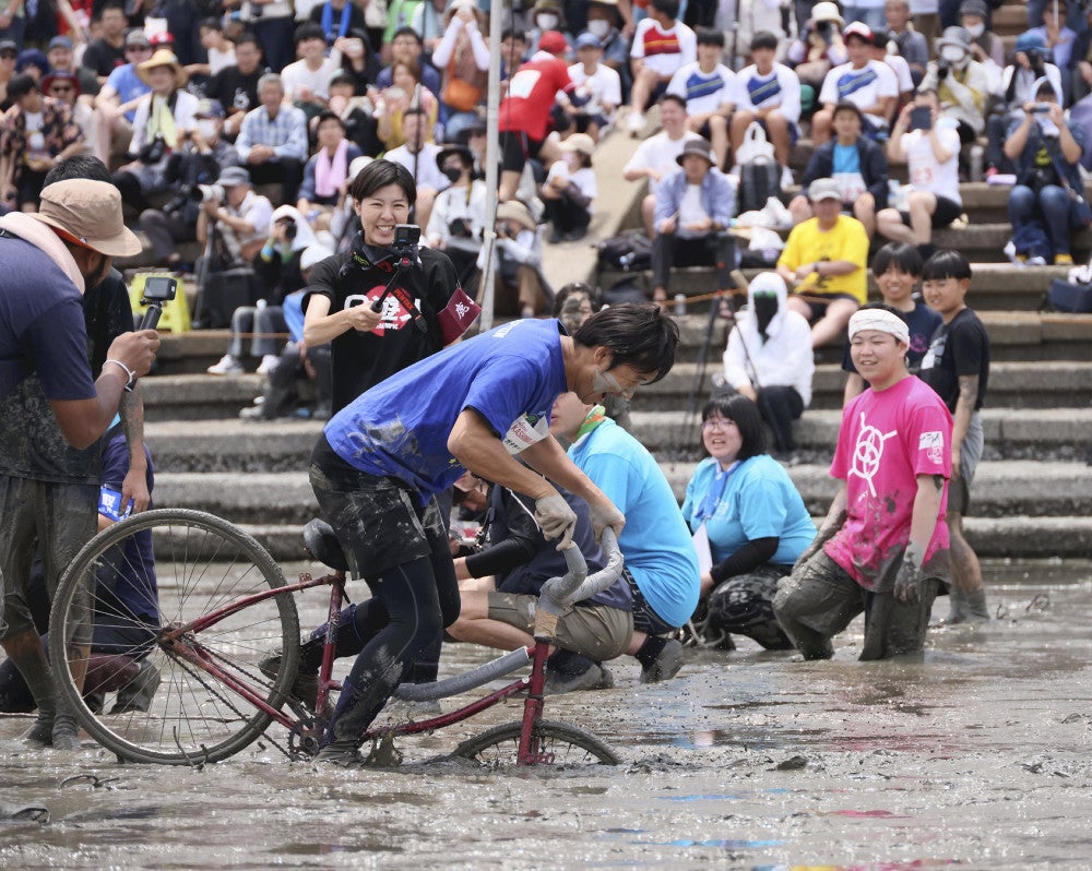 自転車を使った競技を楽しむ参加者も（２日午後１時１１分、佐賀県鹿島市で）＝秋月正樹撮影