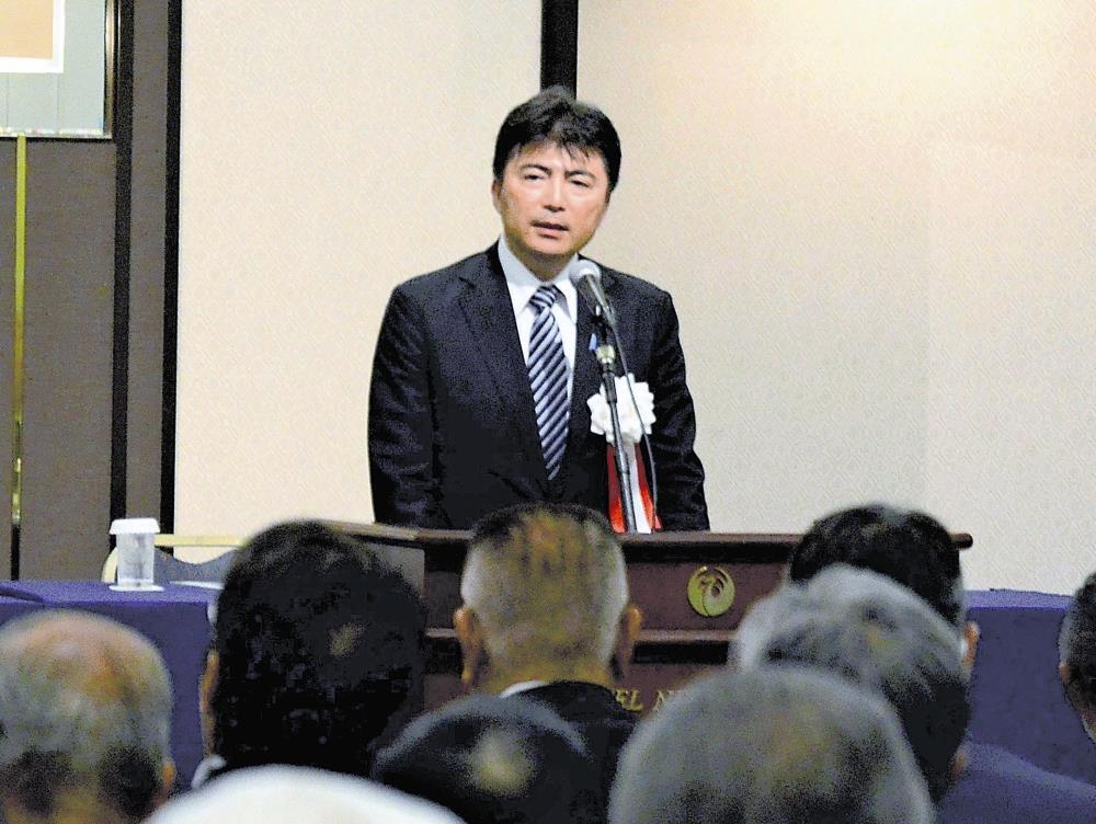 大会であいさつする古賀氏