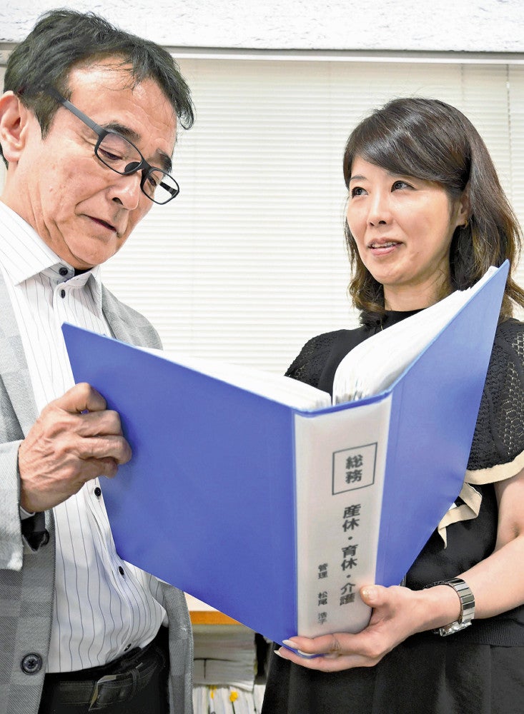 就業規則の見直しを進める松尾さん（右）。「介護をしながら働ける環境を整えたい」