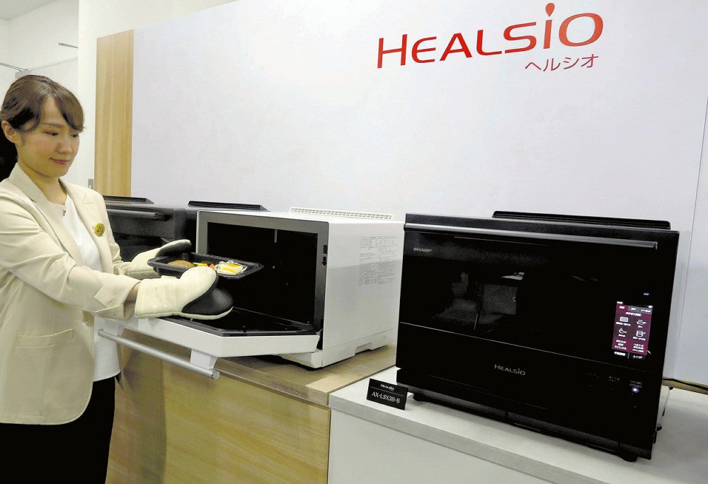 シャープが発表したヘルシオの新機種（４日、大阪府八尾市で）