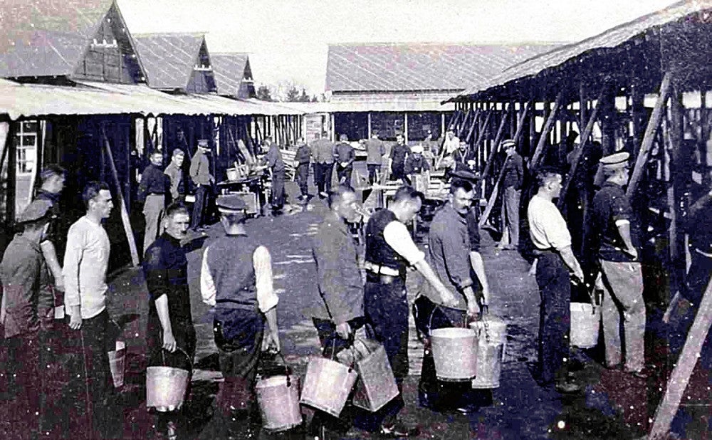 洗濯場で水をくむ捕虜たち（久留米大御井図書館所蔵）