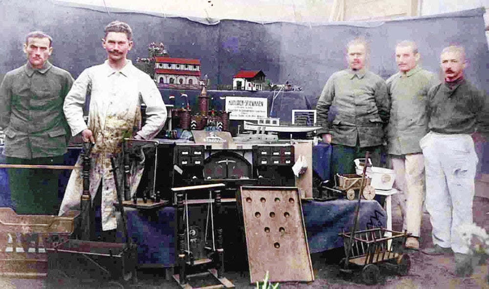 カラー化した捕虜たちの写真（久留米大御井図書館所蔵）