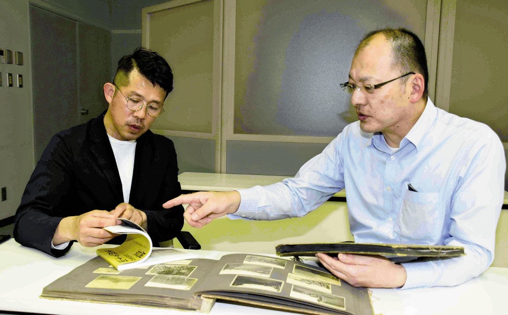 本を編集した大庭教授（左）と小沢さん