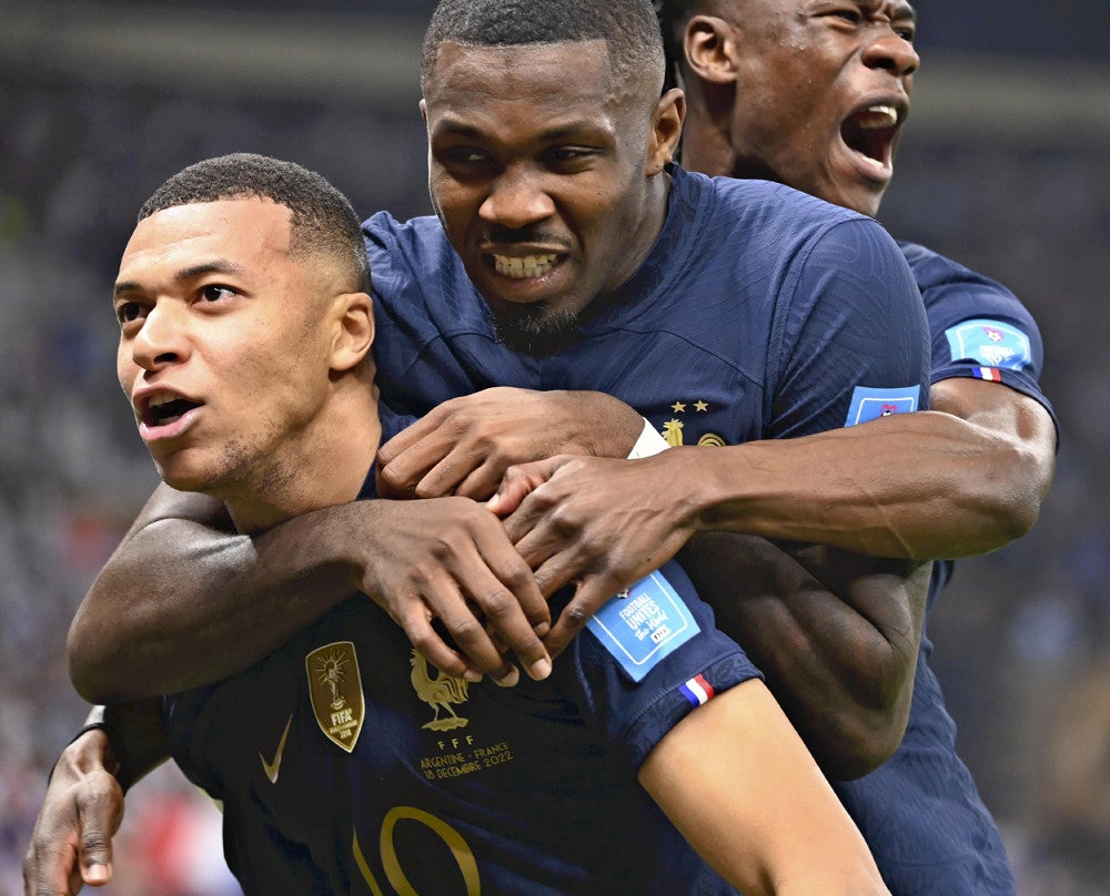 ２０２２年Ｗ杯カタール大会決勝・アルゼンチン戦でのエムバペ（左）