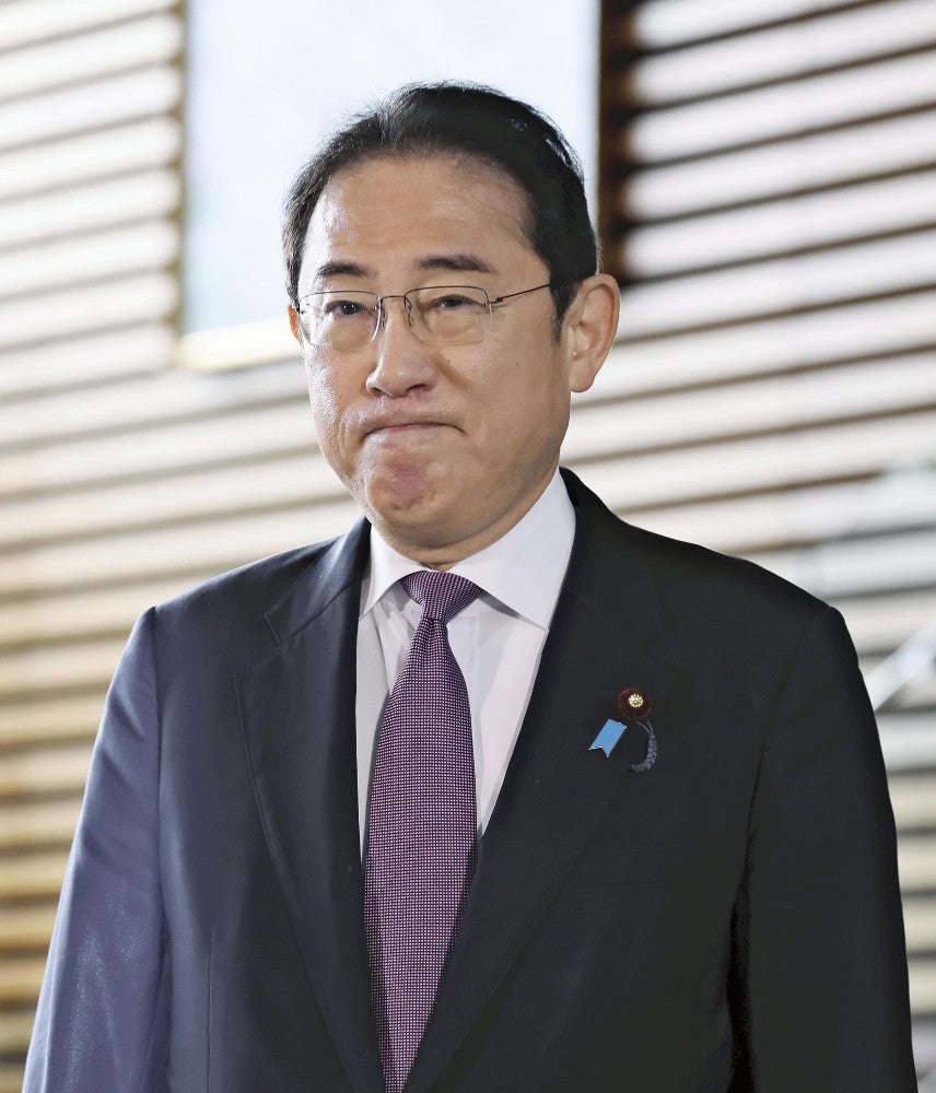 解散報道について記者団の質問に答える岸田首相（４日午前７時２８分、首相官邸で）＝川口正峰撮影