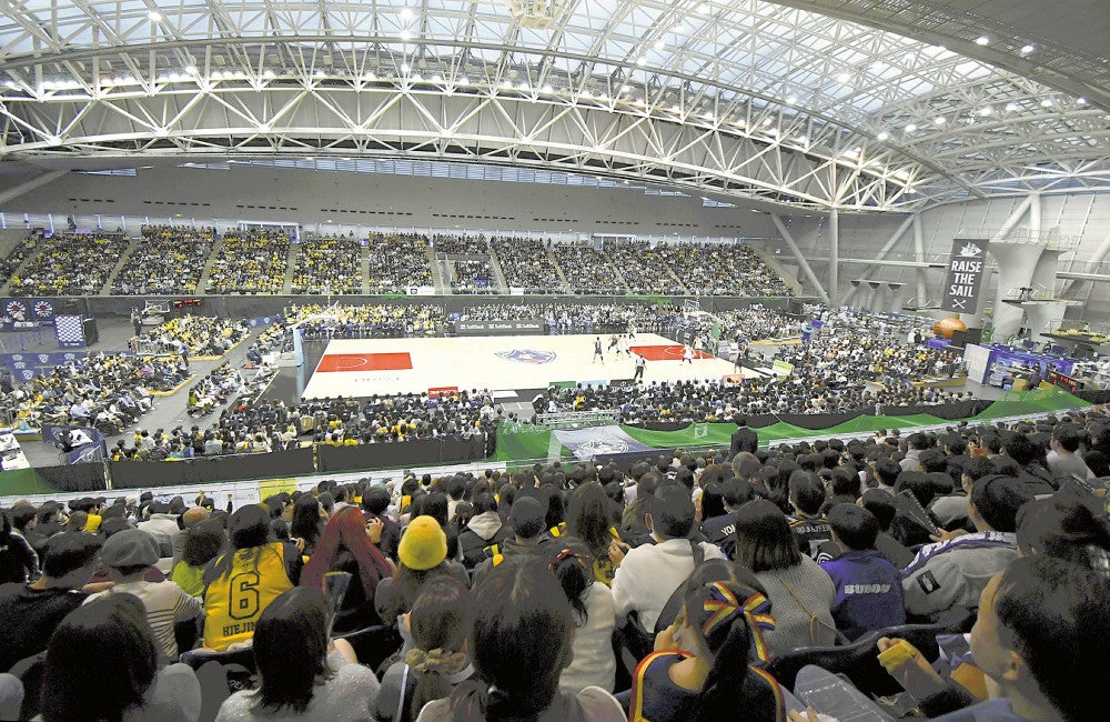 昨年１２月に行われたＢリーグの試合。市の再整備案では、今後は通年でスポーツフロアとして使用されることになる