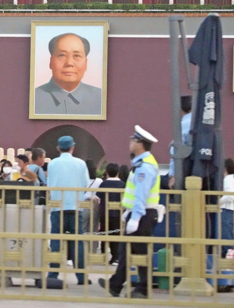 ４日、北京で治安要員らが厳重に警戒する天安門周辺＝大原一郎撮影
