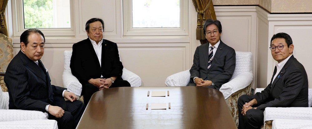 会談に臨む自民党の浜田国対委員長（左から２人目）と立憲民主党の安住国対委員長（同３人目）（４日午前、国会で）＝川口正峰撮影