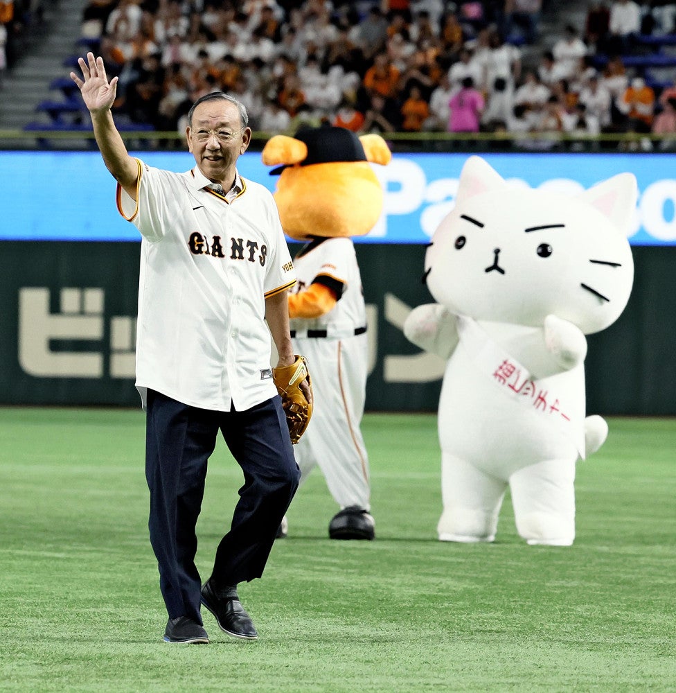 ファーストピッチを終え、観客に手を振る堀内恒夫さん（４日、東京ドームで）＝横山就平撮影