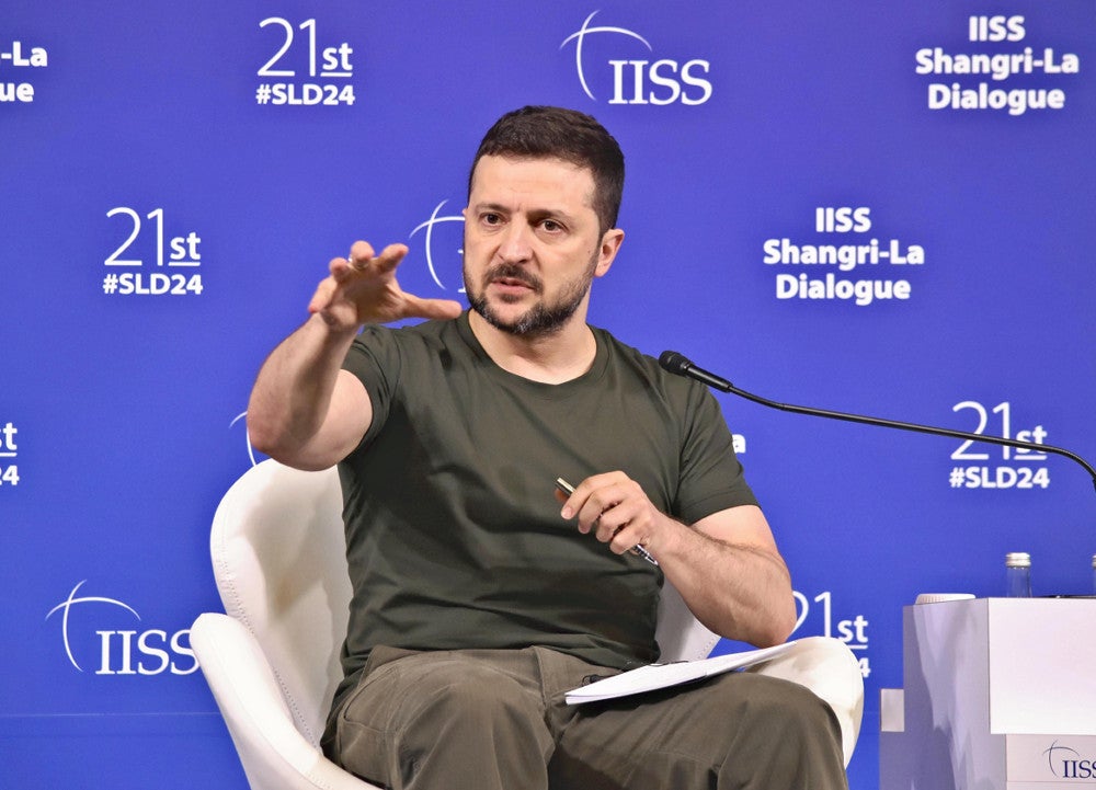 ２日、訪問先のシンガポールで記者会見するウクライナのウォロディミル・ゼレンスキー大統領＝蒔田一彦撮影