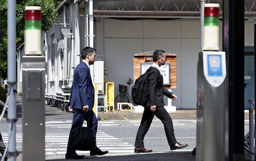 トヨタ自動車本社へ立ち入り検査に入る国交省の担当者ら（４日午前９時２９分、愛知県豊田市で）＝稲垣政則撮影