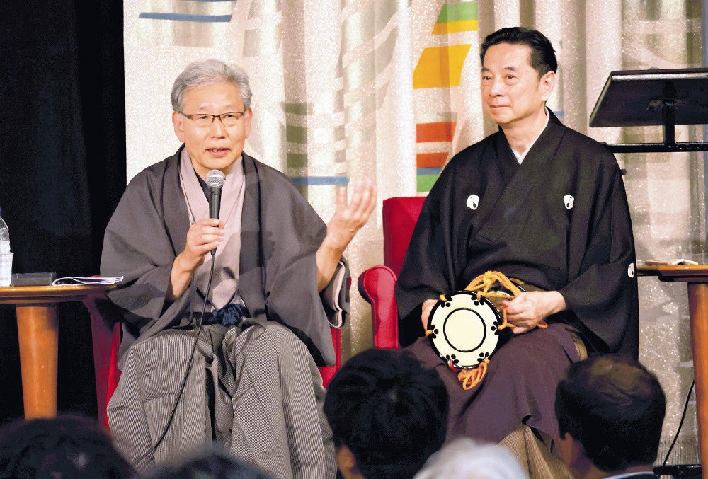 ３日、米ニューヨークに寄港した「飛鳥２」で、蒔絵について語る人間国宝の室瀬和美さん。右が能楽小鼓方の大倉源次郎さん＝金子靖志撮影