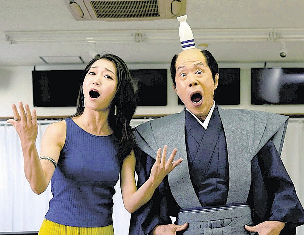 山口県岩国市のＰＲ動画に出演した岡本さん（右）＝市提供