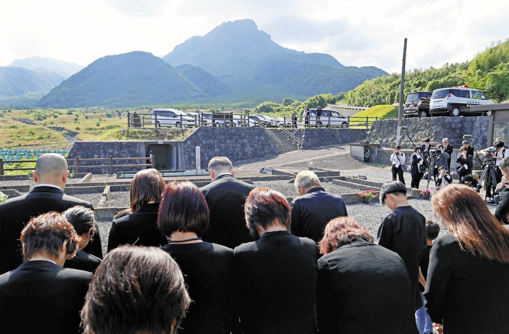 「北上木場農業研修所」の跡地で、大火砕流の発生時刻に合わせて黙とうする遺族ら（奥中央は平成新山）（３日午後４時８分、長崎県島原市で）＝秋月正樹撮影