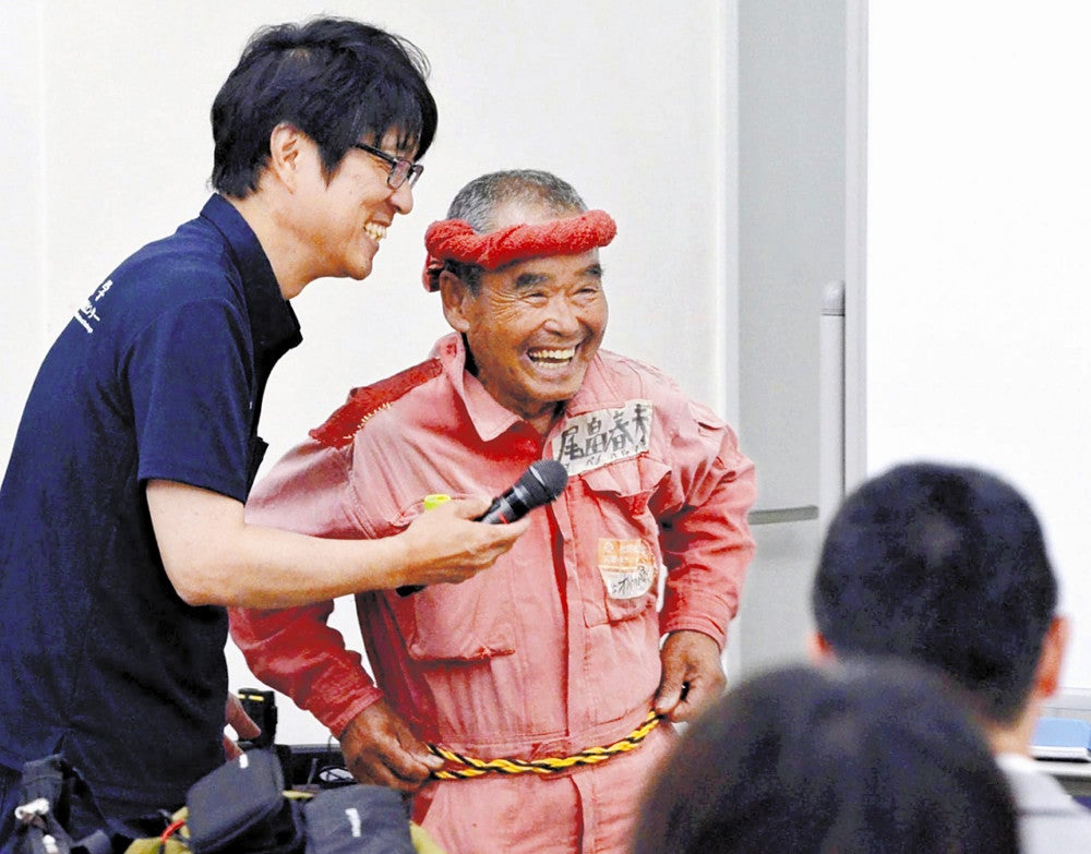 講習会に出席した尾畠さん（右）