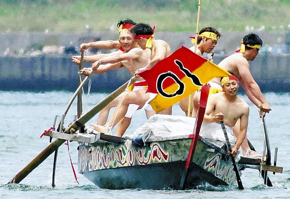 懸命に櫓をこぐ男衆