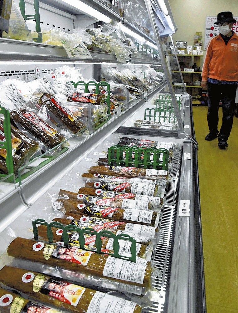 手作りの漬物が並ぶ道の駅十文字（５月２５日、横手市で）