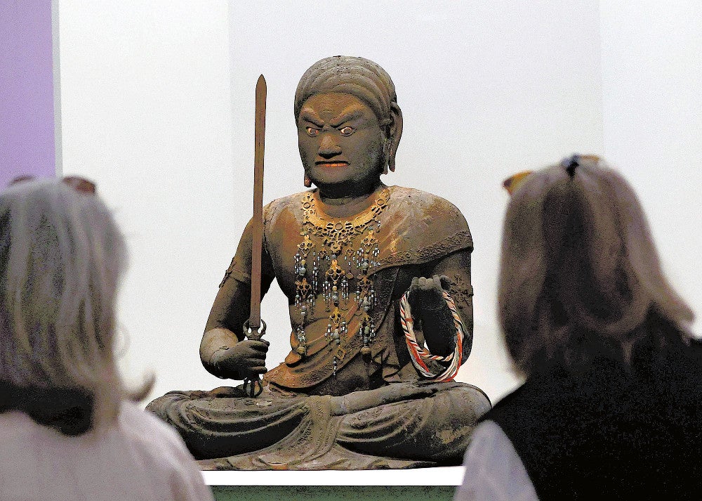 特別展で展示されている「不動明王坐像」（奈良市の奈良国立博物館で）＝宇那木健一撮影