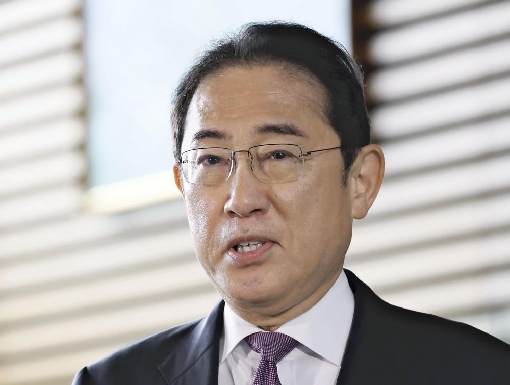 衆院解散について記者団の質問に答える岸田首相（４日午前７時２８分、首相官邸で）＝川口正峰撮影