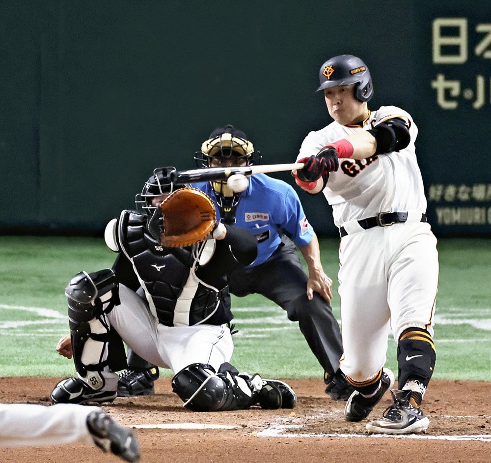 ７回無死１、２塁、２点２塁打を放つ岡本和（４日）＝須藤菜々子撮影