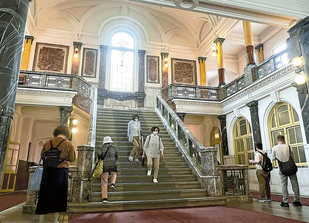 見学者でにぎわう名古屋市市政資料館（名古屋市東区で）