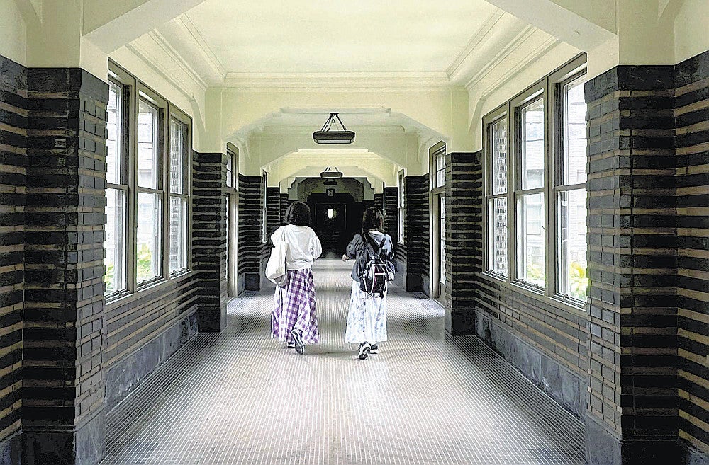 司法省の廊下として描かれた市役所本庁舎の中央廊下（名古屋市中区で）