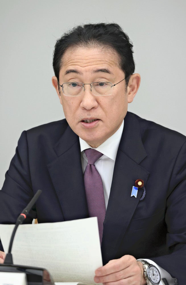 経済財政諮問会議に臨む岸田首相（４日午後、首相官邸で）＝三浦邦彦撮影