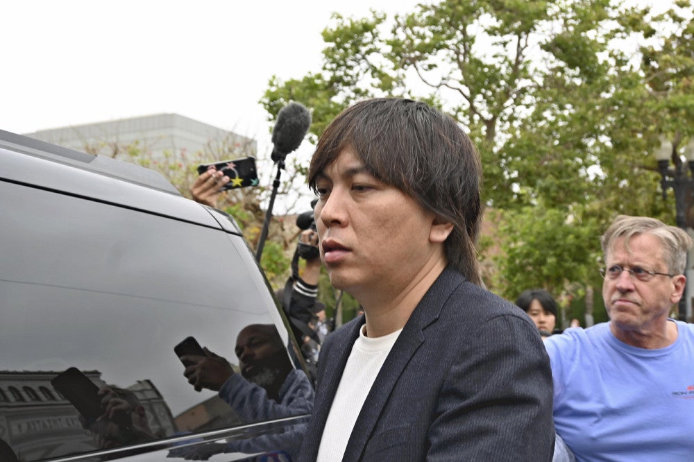 裁判所を後にする水原一平被告（４日、米カリフォルニア州サンタアナで）＝淵上隆悠撮影