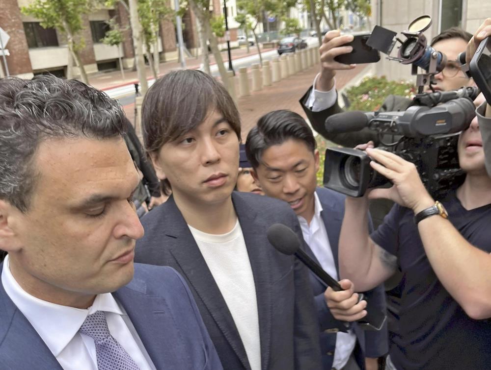 裁判所に到着した水原一平被告（中央）（６月４日、米カリフォルニア州サンタアナで）＝淵上隆悠撮影