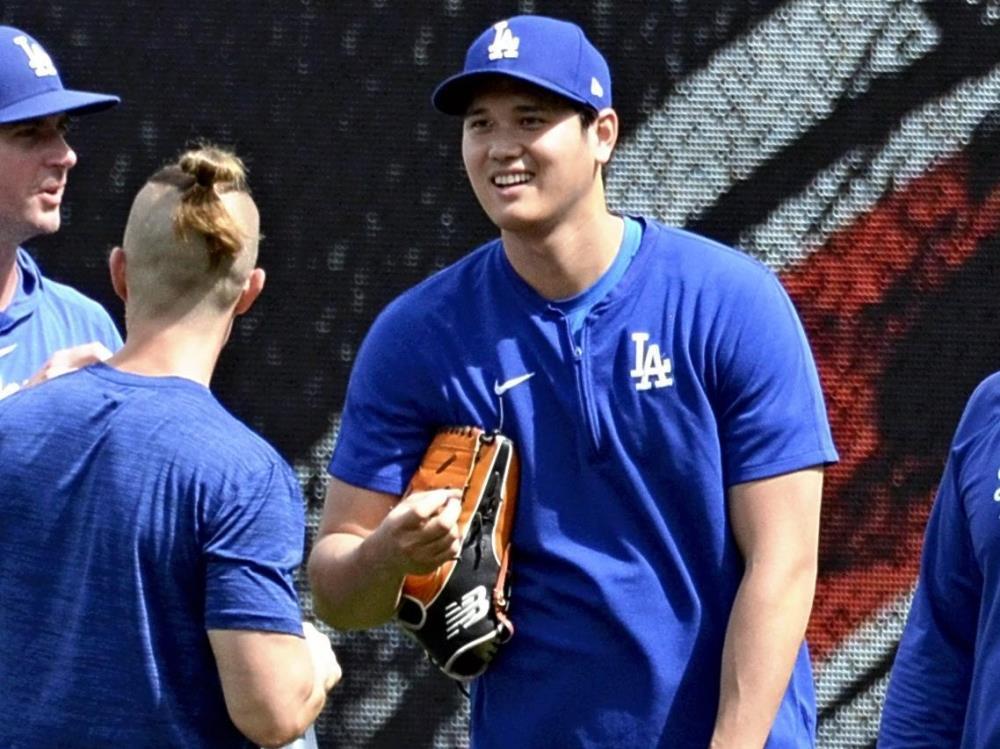 リハビリの一環であるキャッチボールを終えて、スタッフと笑顔で話す大谷翔平（６月４日、米ペンシルベニア州ピッツバーグで）＝帯津智昭撮影