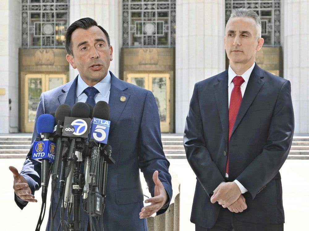 水原一平被告が有罪を認めたことを受け、記者会見するマーティン・エストラーダ連邦検事（左）（４日午後、米ロサンゼルスで）＝後藤香代撮影