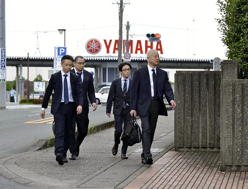 ヤマハ発動機本社に入る国土交通省の担当者（５日、静岡県磐田市で）＝松本貴裕撮影