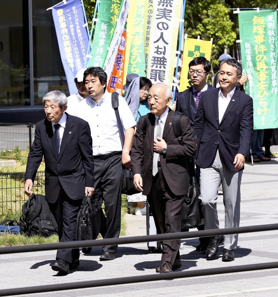 福岡地裁に入る岩田弁護士（手前左）ら弁護団（５日午前９時５０分、福岡市中央区で）＝貞末ヒトミ撮影