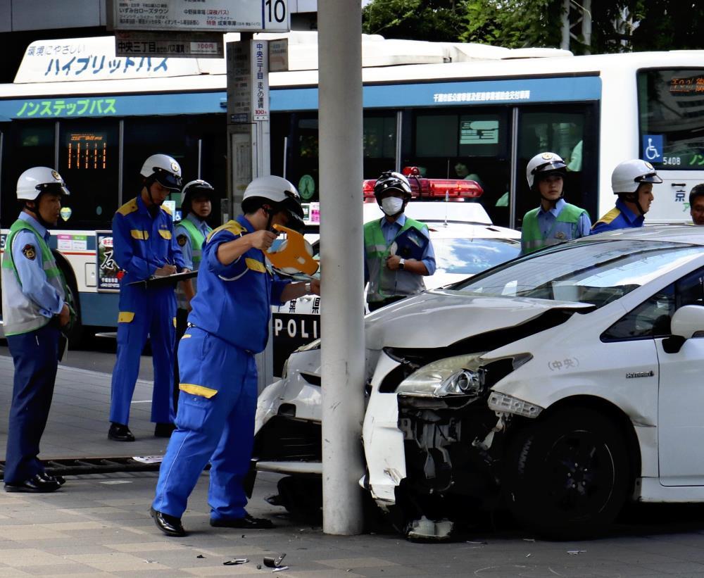 ＪＲ千葉駅の東口ロータリーでは、バス乗り場にタクシーが乗り上げ、柱に衝突していた（５日午後１時５６分）