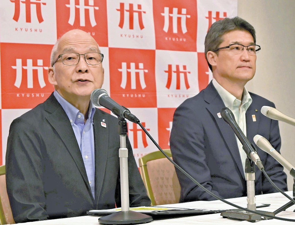 グランドデザインを発表する九経連の倉富会長（左）と九州知事会の河野会長（４日、熊本市で）